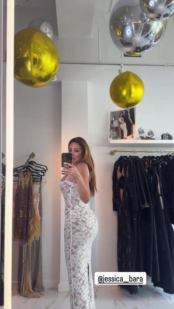 徐娘半老！皮蓬前妻穿吊帶裙自拍，這身材也太炸裂了！