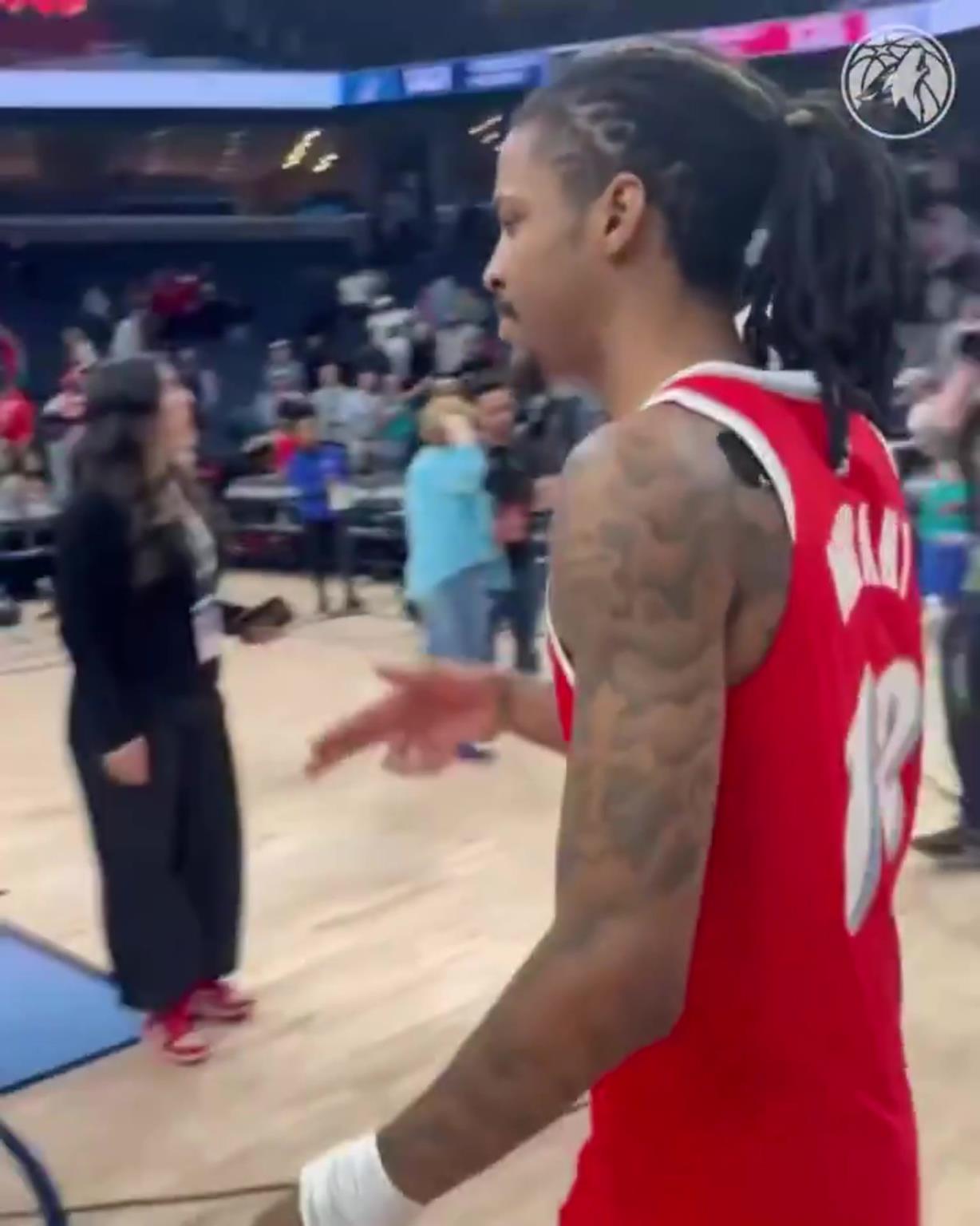 笑死！莫蘭特賽后與華子握手，竟然也是比出“手槍”的手勢