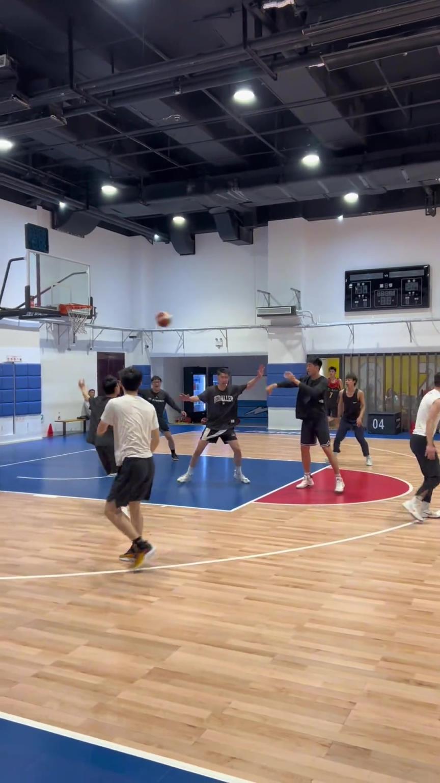 對手回家后：老婆，我今天在野球場匹配到巔峰馬刺隊了！