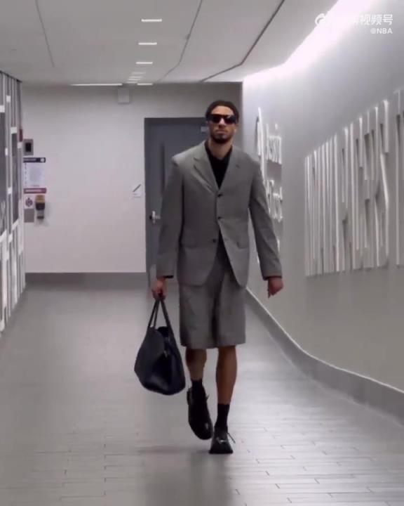 時尚潮男！哈利今日一身灰西裝短褲墨鏡搭配入場 腿真細！