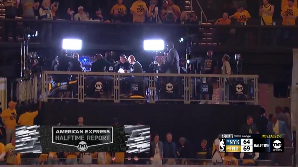 ??？轉(zhuǎn)播鏡頭給到解說看臺(tái)，奧尼爾居然抱著一個(gè)人在彎舉