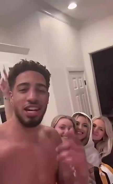 今日怒砍歷史級(jí)三雙！哈利此前光著膀子與三位金發(fā)美女同框