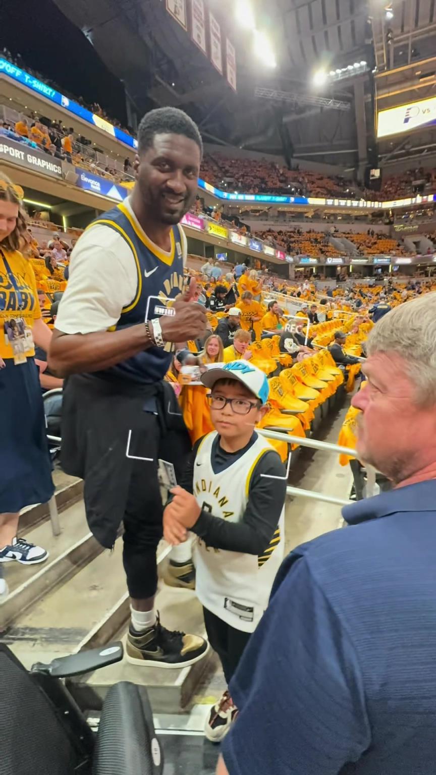 現(xiàn)在真成高圓圓了！步行者名宿希伯特現(xiàn)身主場給小球迷簽名