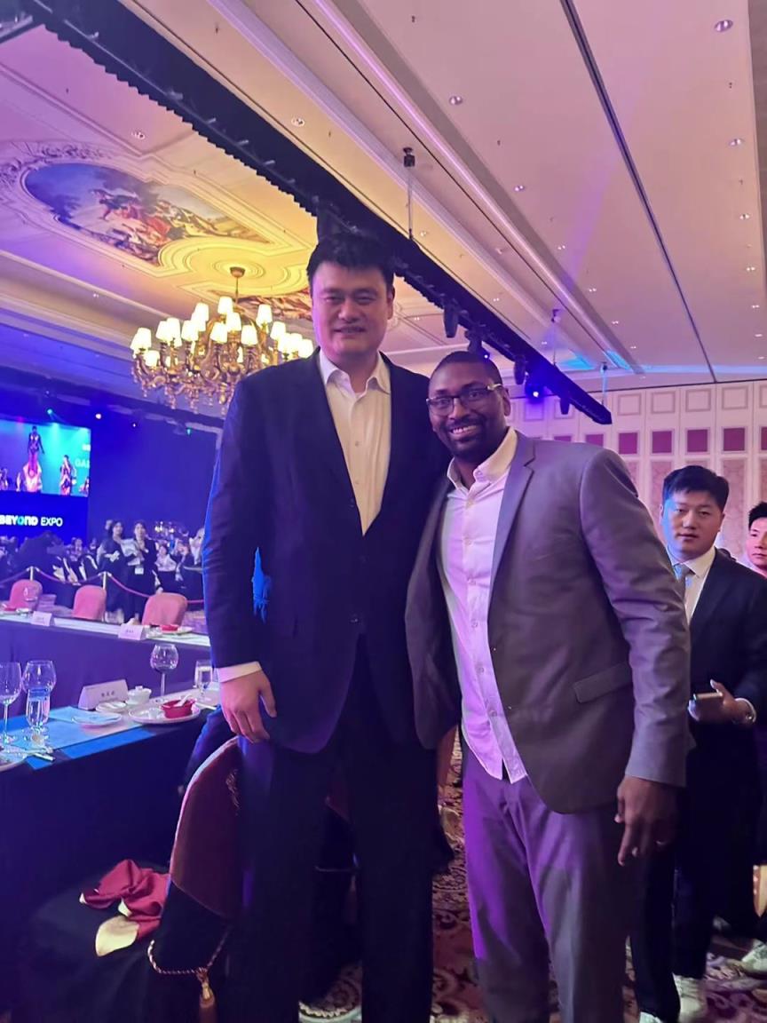 阿泰斯特曬與姚明合照：這是我最喜歡的隊(duì)友 姚??！