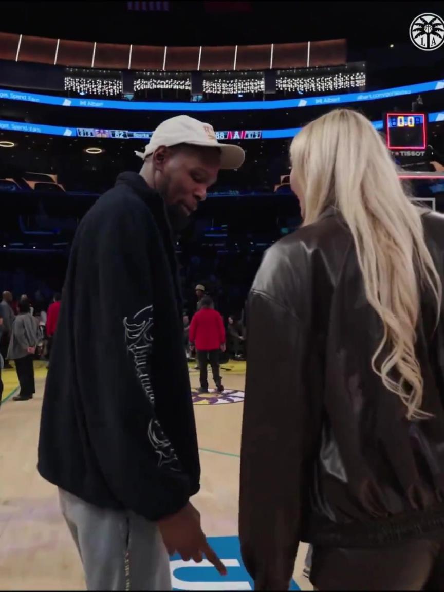 小帥這氣質(zhì)！杜蘭特與庫里教妹布林克擁抱，眼睛好像一直偷瞟布林克大長腿