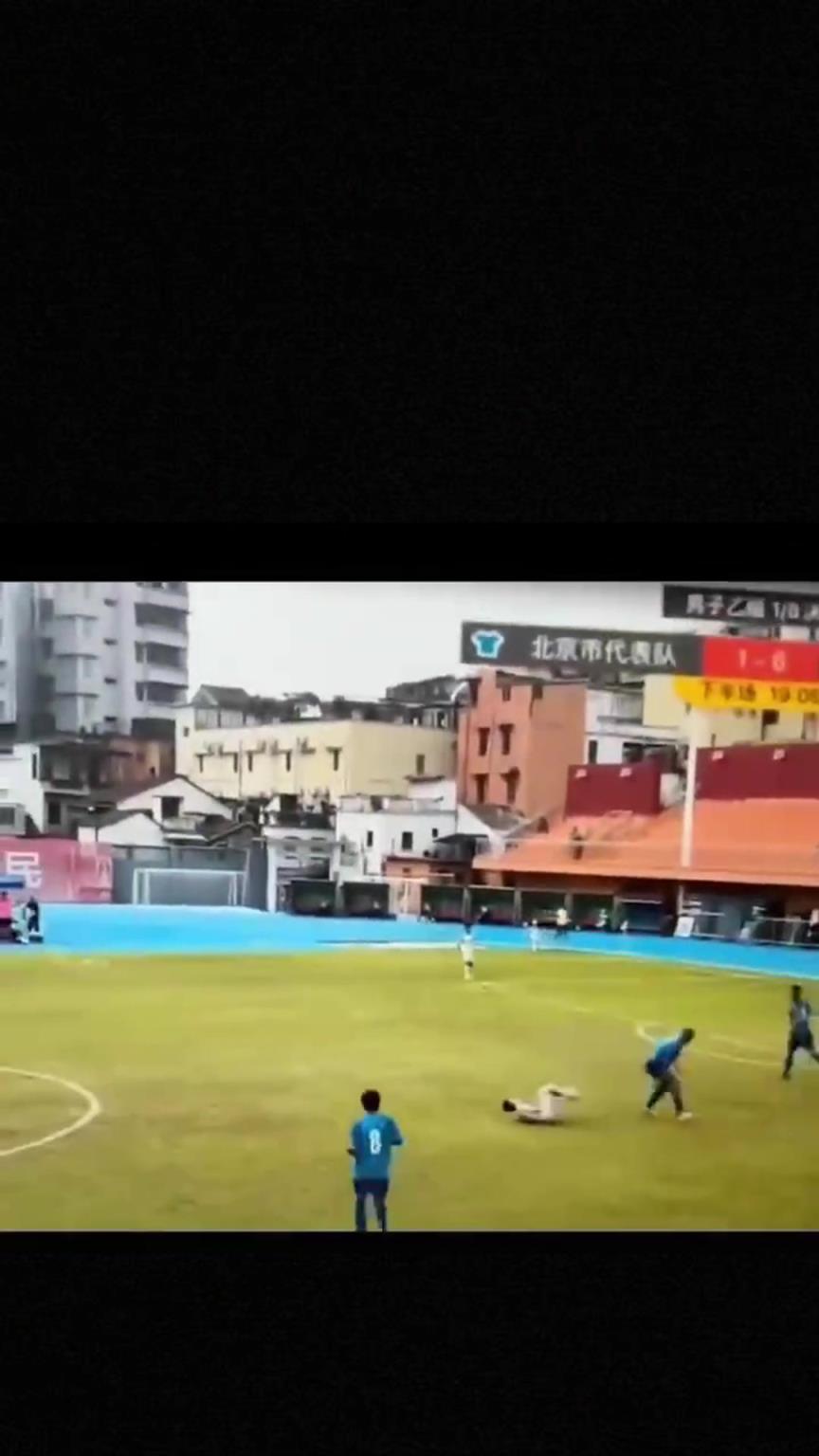 太可怕了！全運會驚現(xiàn)殺人足球，球員將對手直接踢骨折