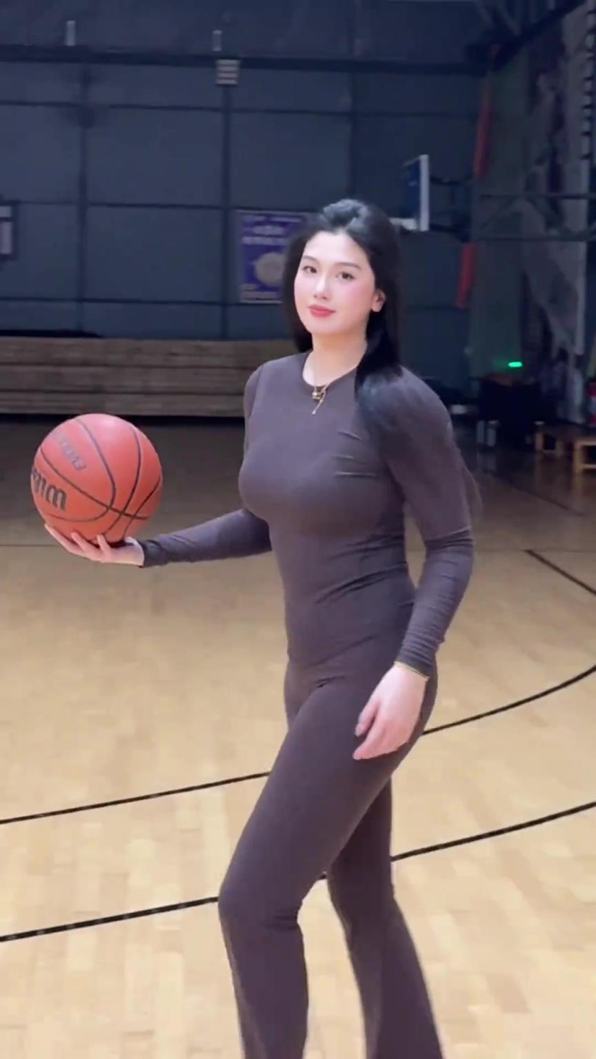 低配版卡戴珊！野球場肘姐這身材，懂的吧友都懂！