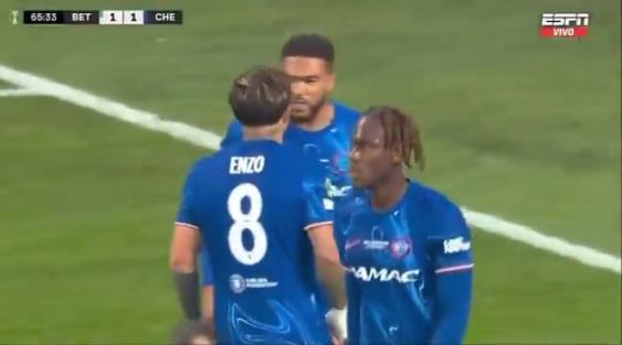 繼續(xù)干！恩佐進球后給了詹姆斯一巴掌，兩人頂頭互相打氣