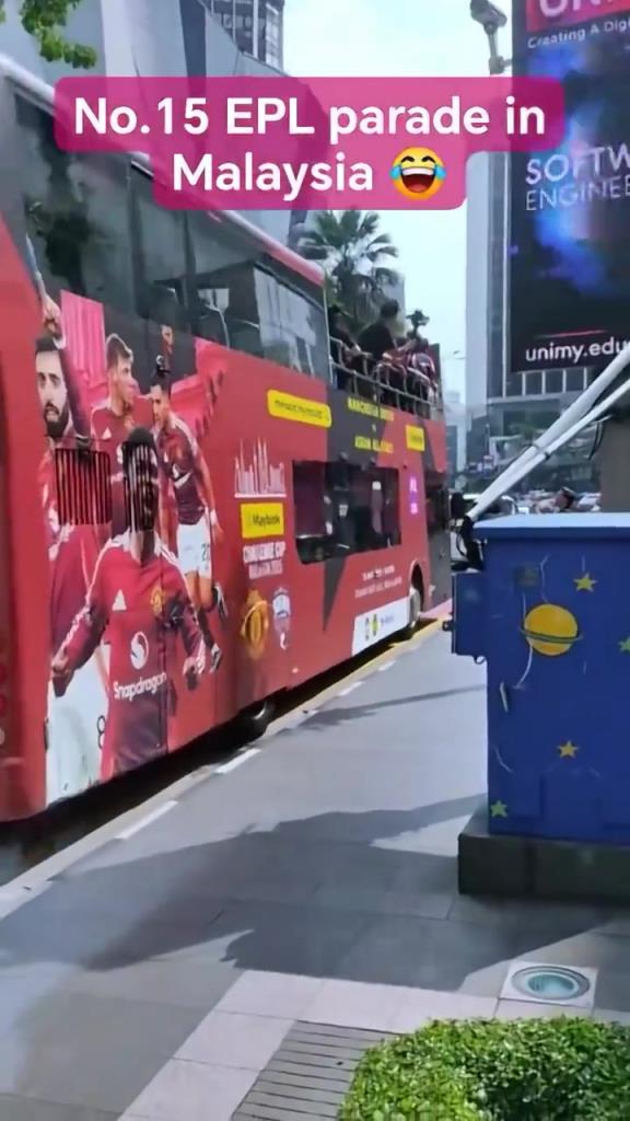 游街示眾？曼聯(lián)在馬來西亞街頭大巴游行，球迷笑噴