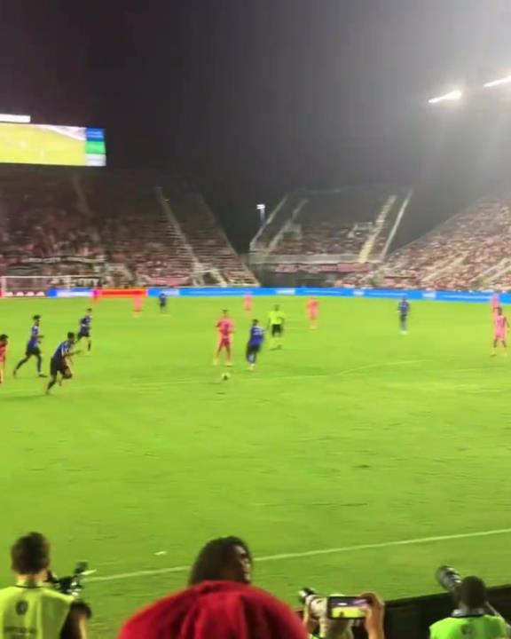 梅老板為了給蘇亞雷斯送個助攻，也是拼了啊