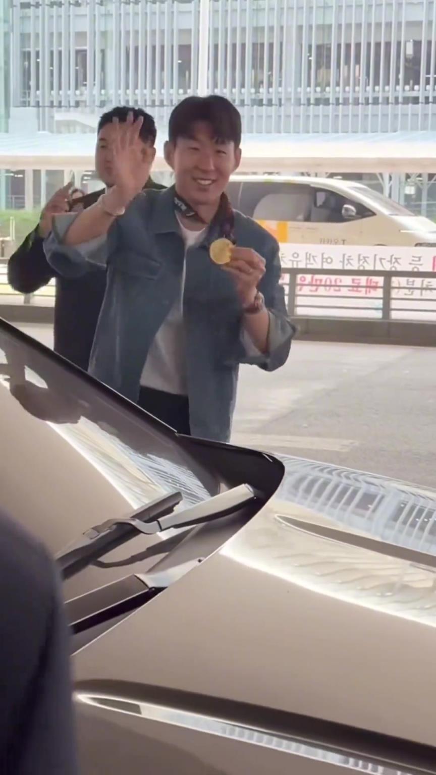 衣錦還鄉(xiāng)！孫興慜返回韓國，眾多女球迷讓其把歐聯(lián)獎牌戴上