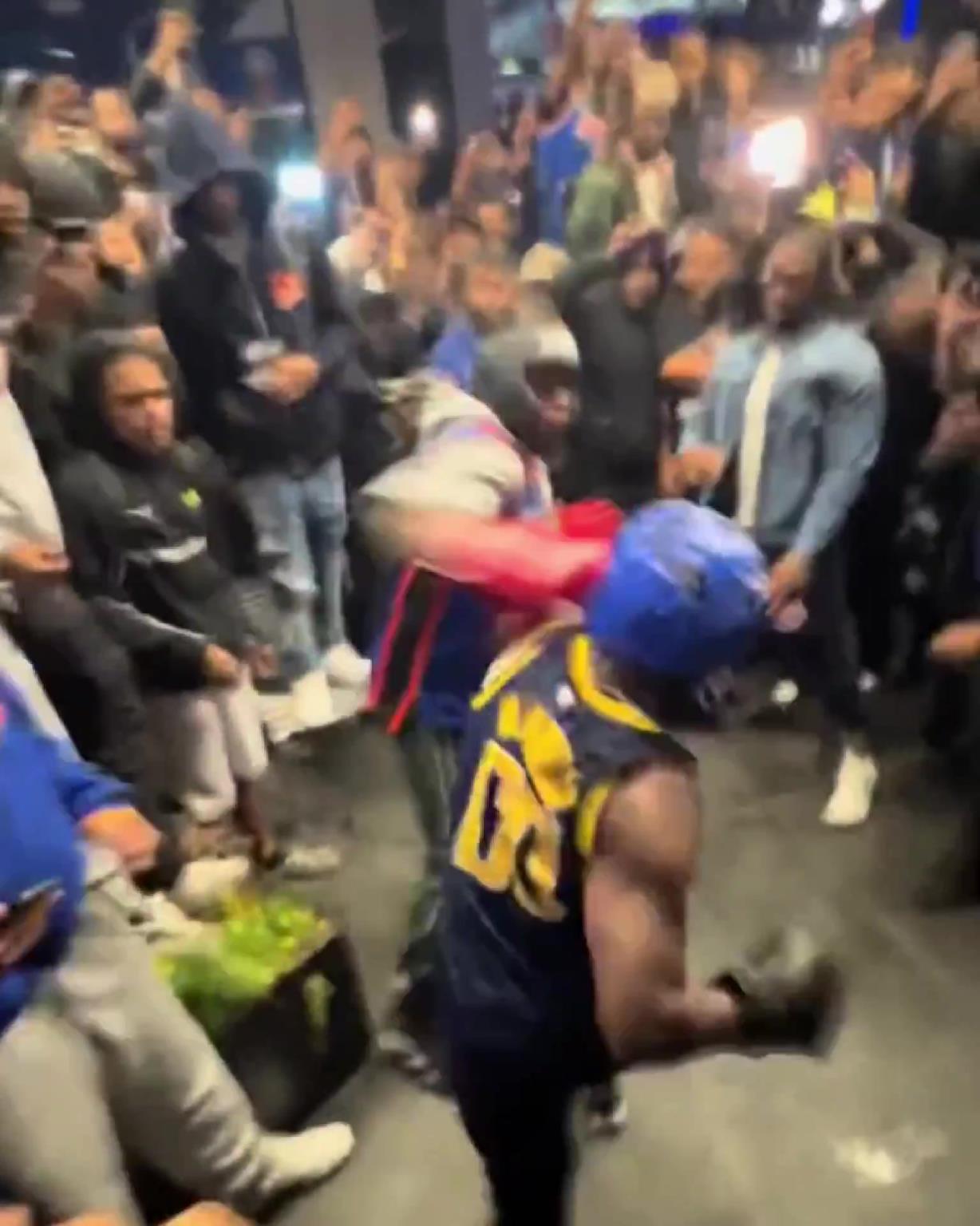 這不比場上好看？尼克斯&步行者球迷賽后直接1v1拳擊