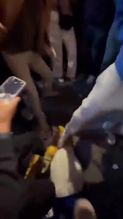 驚！尼克斯大勝步行者后，哈利伯頓遭主場球迷群毆