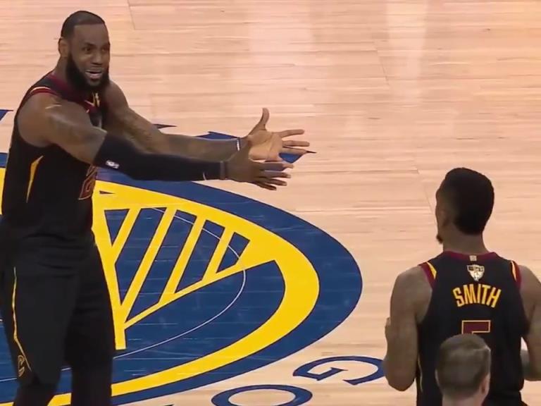 名場面！JR搶下關(guān)鍵籃板沒看表，老詹質(zhì)問JR為何傳球