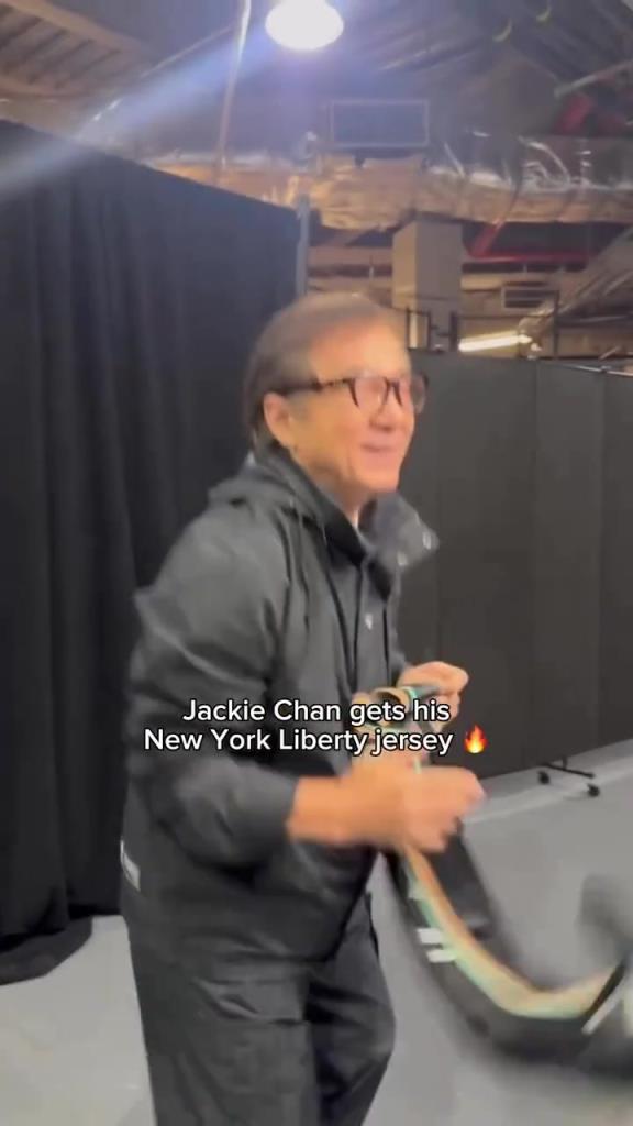 肌肉記憶！成龍這幾下空氣運球像是進(jìn)了家具城