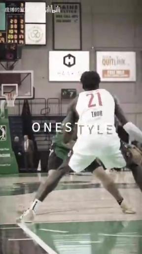正統(tǒng)美式后衛(wèi)！JD戴維森炒菜后低手合球，對抗上籃打進(jìn)！