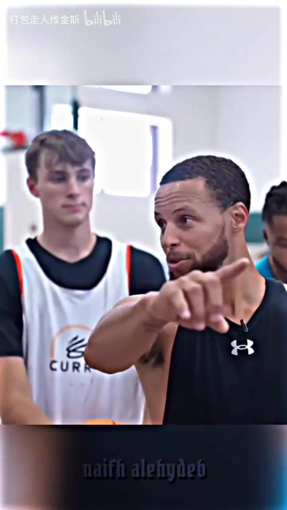 庫里：其實這個暴扣是我教的！當(dāng)弗拉格出現(xiàn)在庫里的訓(xùn)練營！