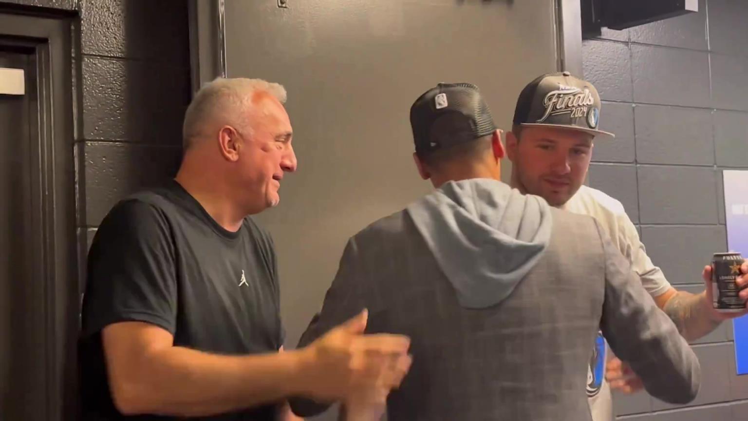 去年的今天，東契奇率隊殺入總決賽，賽后喝啤酒被芬利沒收