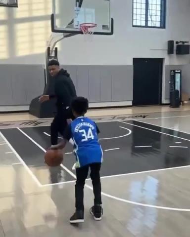 交易價值急劇下降！字母哥和小球迷單挑被當(dāng)面絕殺