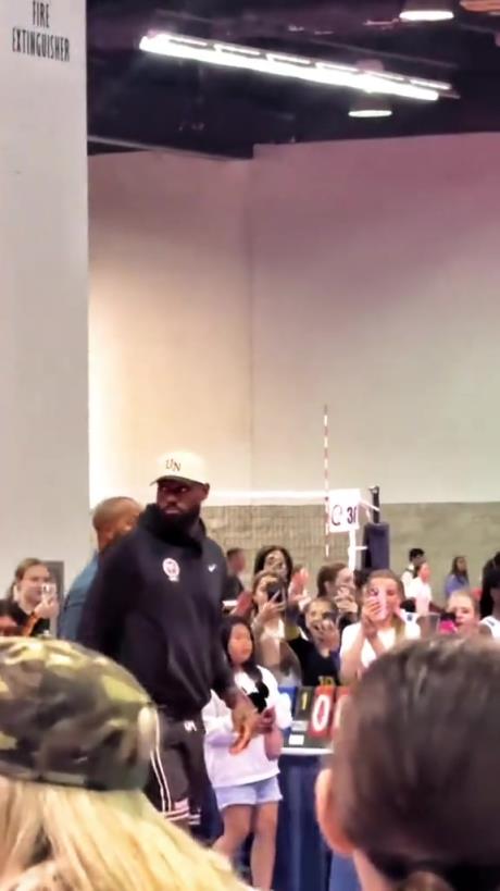 什么是巨星啊！詹姆斯現(xiàn)身排球場被小球迷包圍 這就是行走的流量