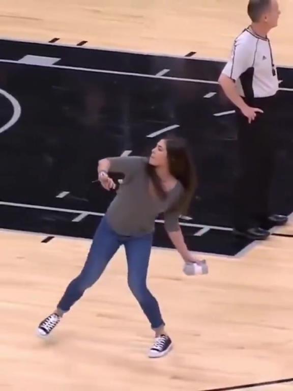 不愧是美國女籃主力，普拉姆的力量太嚇人了