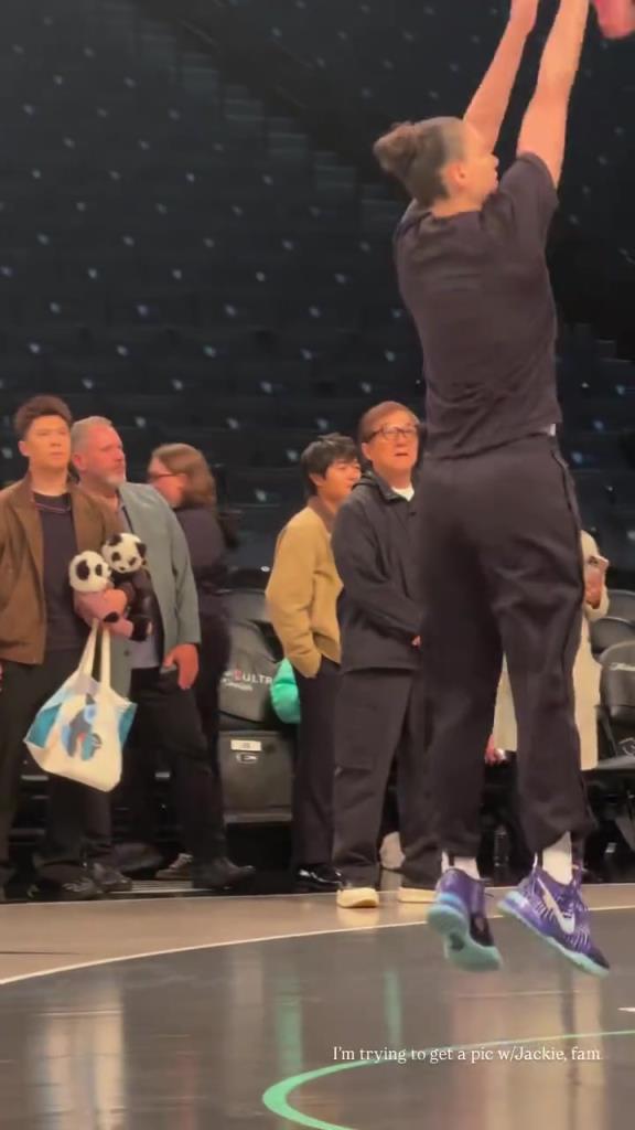 71歲成龍現(xiàn)身巴克萊中心看女籃比賽：她們投籃怎么那么準(zhǔn)?。?！