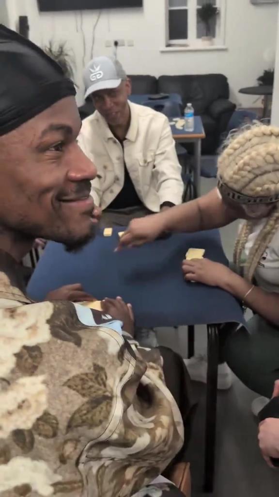 想找到巴特勒很簡單，因?yàn)樗辉诨@球場，就在棋牌室